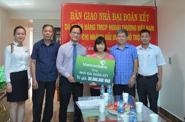 Vietcombank Hải Dương trao tặng nhà đại đoàn kết tại huyện Cẩm Giàng, tỉnh Hải Dương