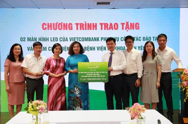 Vietcombank trao tặng màn hình led cho bệnh viện đa khoa tỉnh Yên Bái