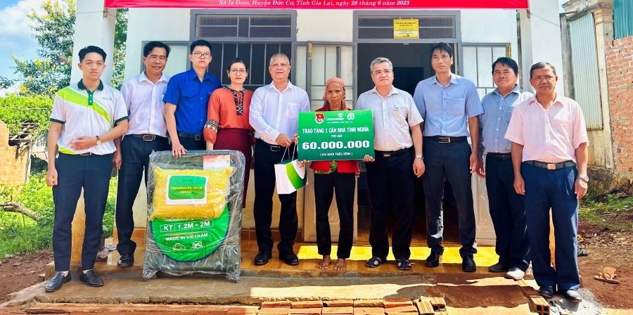 Đoàn thanh niên Vietcombank Bắc Gia Lai trao tặng nhà tình nghĩa