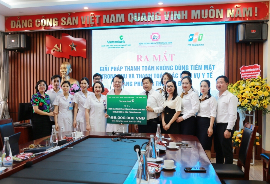 Vietcombank Quảng Ninh triển khai thanh toán viện phí bằng QR code động tại bệnh viện đa khoa tỉnh