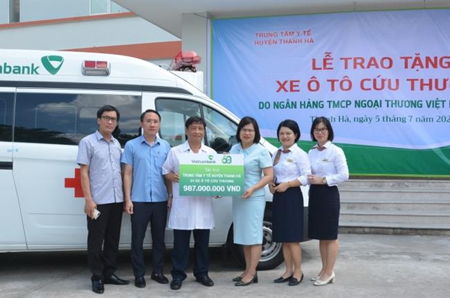 Vietcombank trao tặng xe ô tô cứu thương cho Trung tâm y tế huyện Thanh Hà
