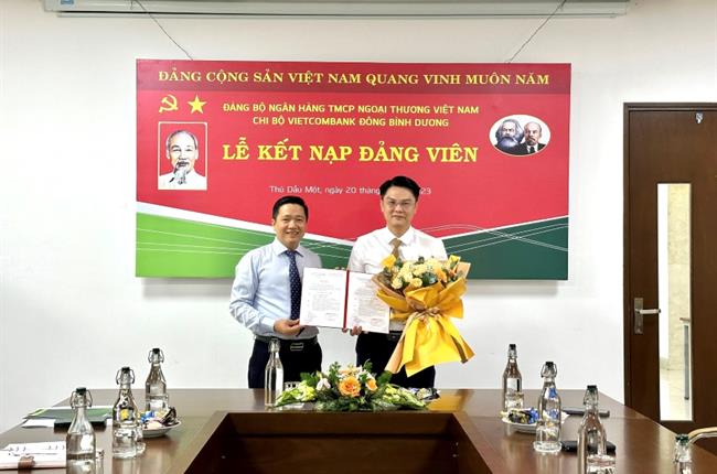 Vietcombank Đông Bình Dương tổ chức lễ kết nạp Đảng viên mới