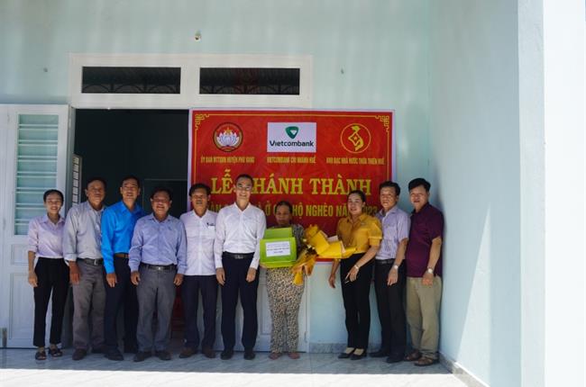 Vietcombank Huế trao tặng nhà tình nghĩa cho hộ nghèo