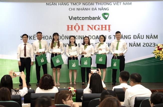 Vietcombank Đà Nẵng tổ chức hội nghị sơ kết 6 tháng đầu năm, triển khai nhiệm vụ 6 tháng cuối năm 2023 và tri ân người lao động