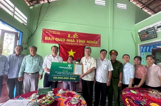 Vietcombank trao tặng nhà tình nghĩa cho gia đình thương binh tại xã Long Bình Điền