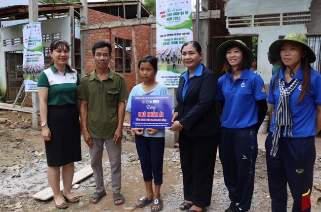 Vietcombank Trà Vinh hỗ trợ kinh phí xây dựng nhà nhân ái