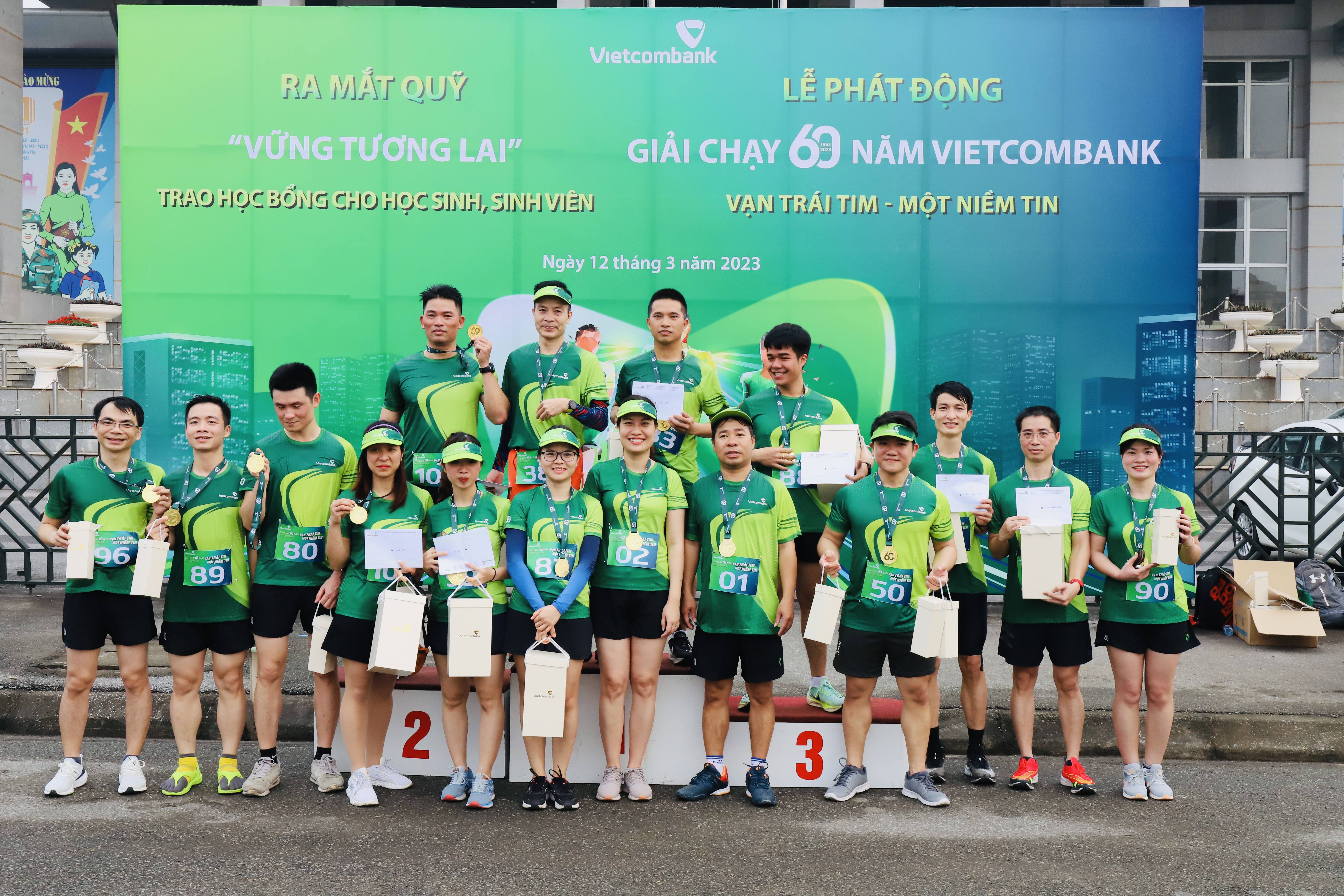 Vietcombank Phố Hiến tổ chức giải chạy Vietcombank 60 năm “Vạn trái tim - Một niềm tin” 