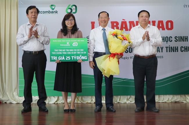 Vietcombank tài trợ 25 tỷ đồng trong chương trình “Sóng và máy tính cho em” hỗ trợ học sinh có hoàn cảnh khó khăn trên địa bàn tỉnh Kon Tum