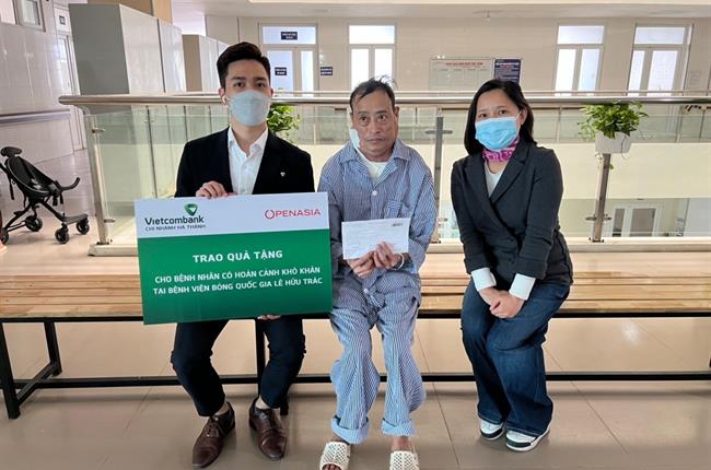 Vietcombank Hà Thành phối hợp với khách hàng tặng quà cho bệnh nhân hoàn cảnh khó khăn tại Viện Bỏng Quốc gia Lê Hữu Trác