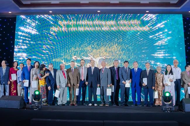 Ban lãnh đạo Vietcombank gặp mặt đại diện cán bộ hưu trí nhân dịp kỷ niệm 60 năm thành lập và đón nhận danh hiệu Anh hùng Lao động