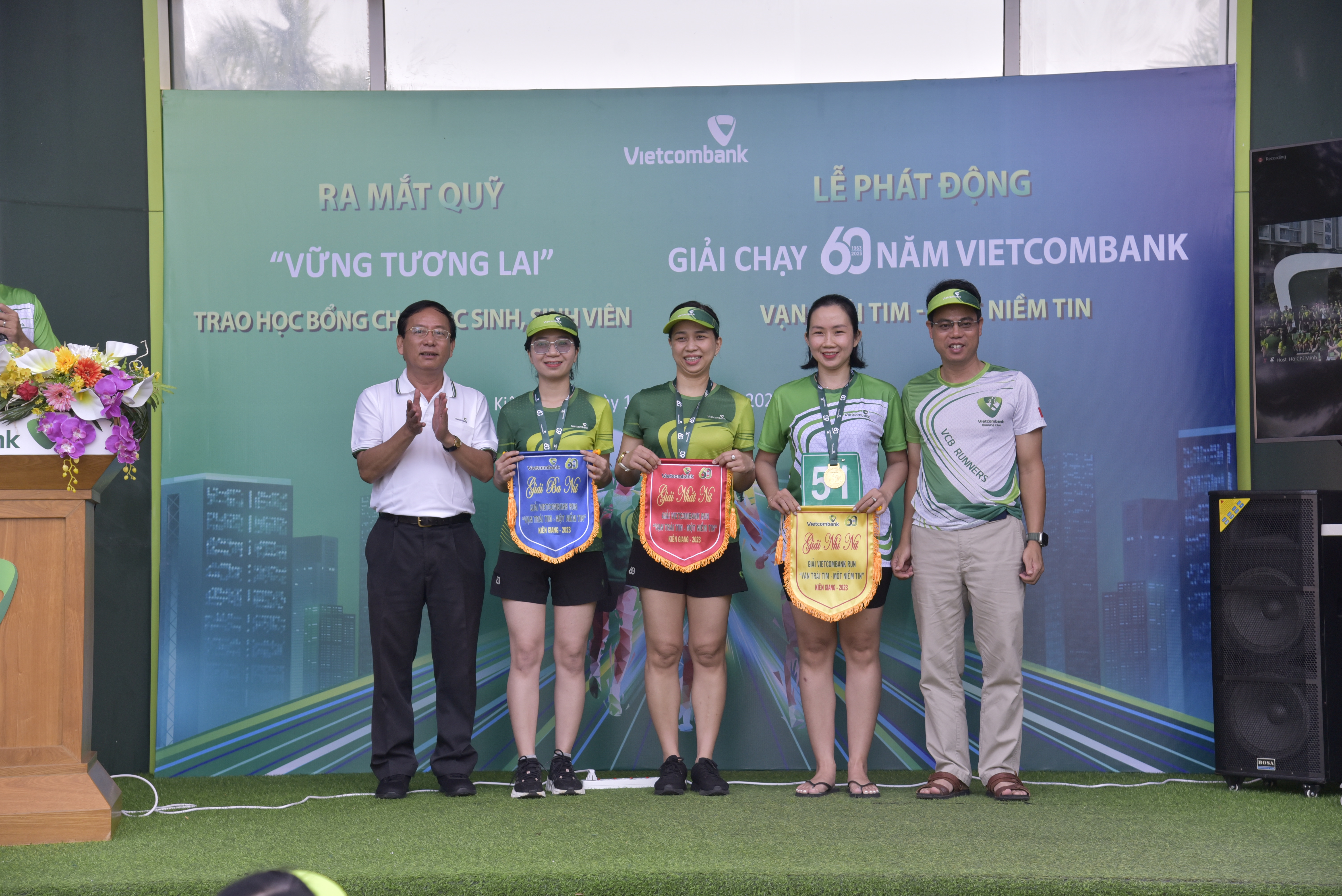  Vietcombank Kiên Giang tổ chức thành công giải chạy “60 năm Vietcombank: Vạn trái tim - Một niềm tin”