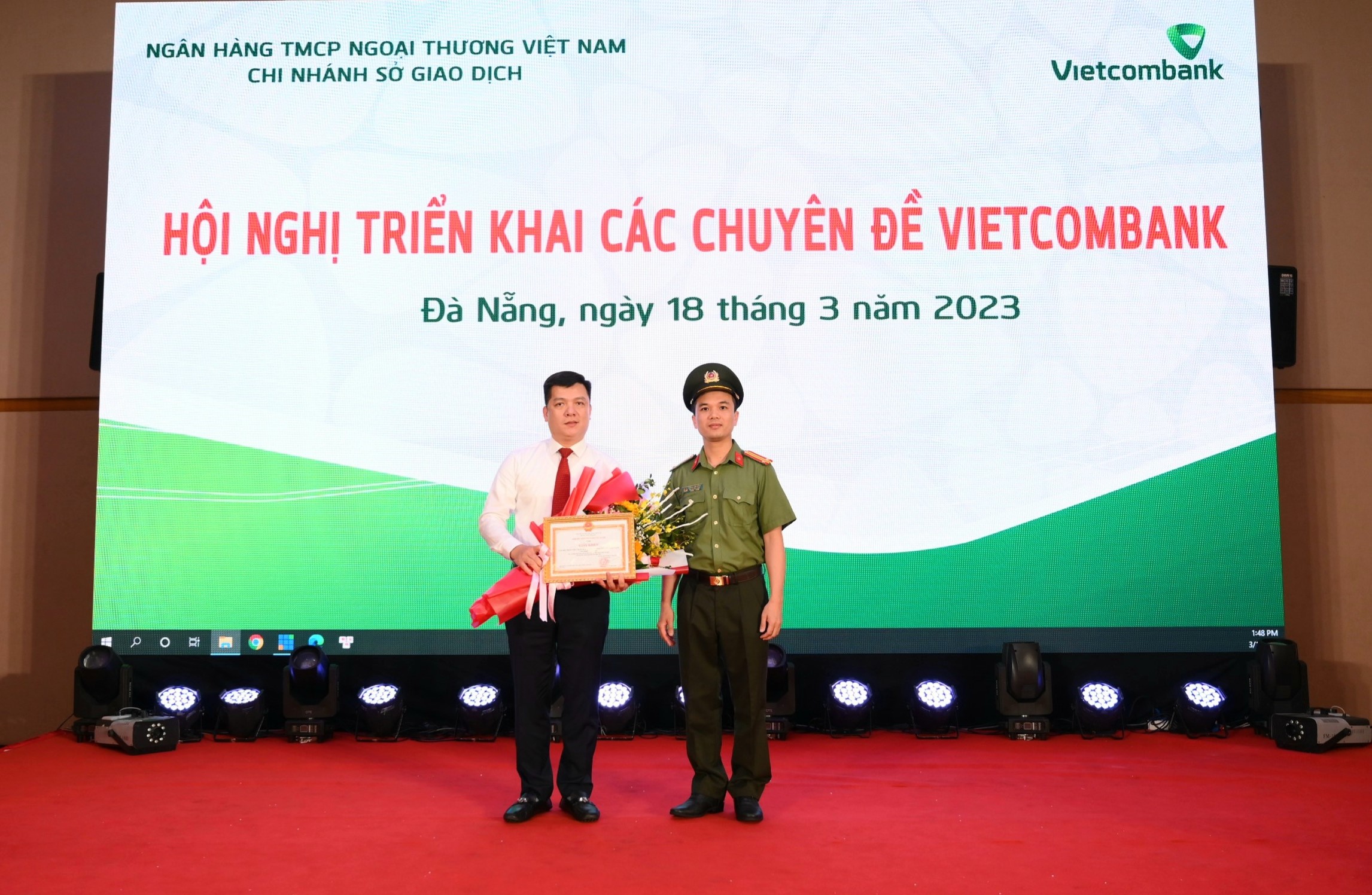 Vietcombank Sở giao dịch vinh dự nhận giấy khen của Giám đốc Công an Thành phố Hà Nội