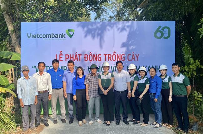 Vietcombank Hậu Giang trồng 1.000 cây xanh hưởng ứng chương trình “Vietcombank - Vì một Việt Nam xanh”