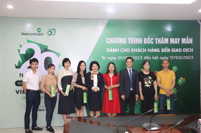 Vietcombank Hải Dương tổ chức lễ bốc thăm trúng thưởng và trao giải cho 20 khách hàng may mắn 