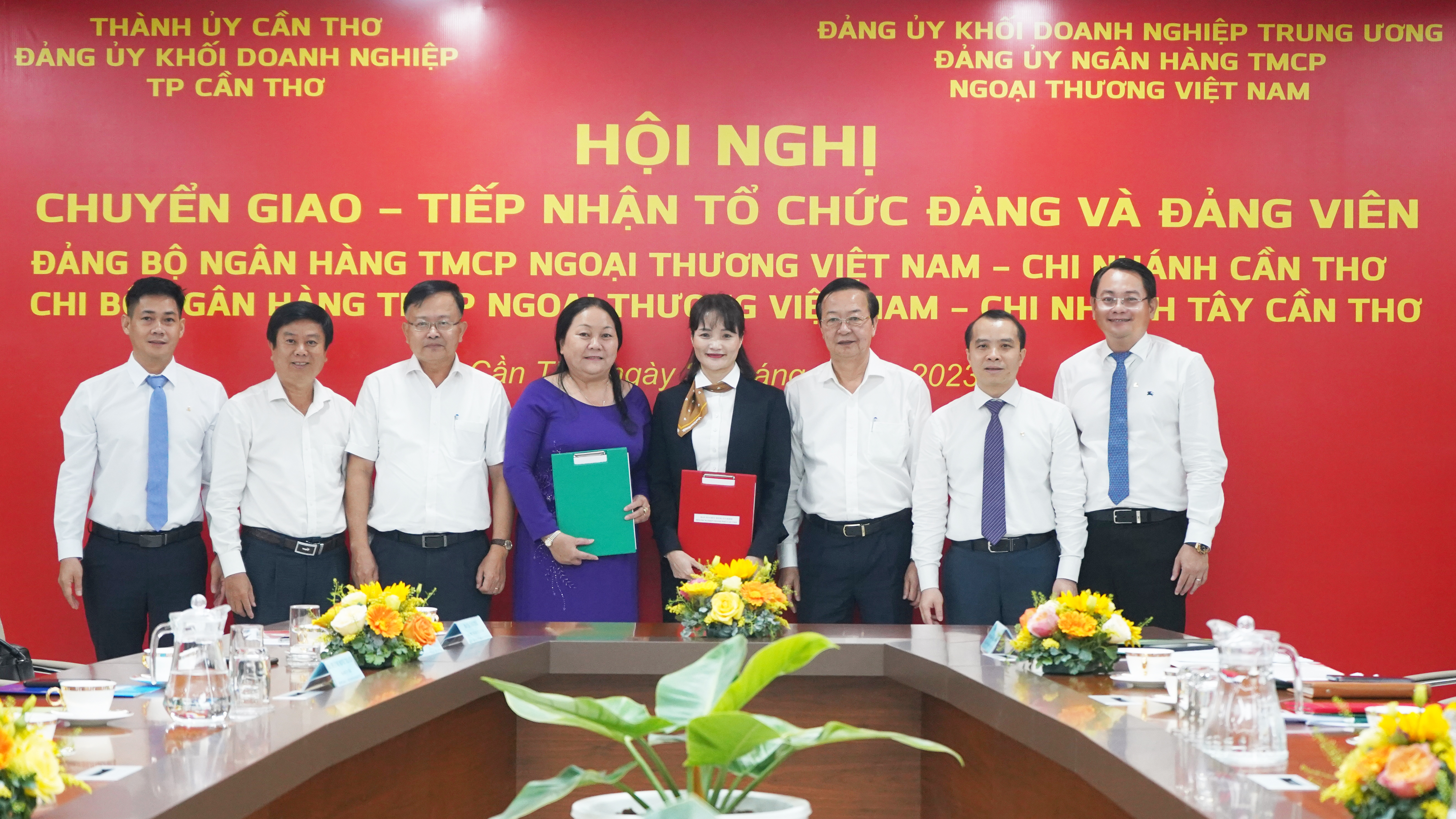 Lễ chuyển giao, tiếp nhận Đảng bộ Vietcombank Cần Thơ và Chi bộ Vietcombank Tây Cần Thơ về trực thuộc Đảng ủy Vietcombank 