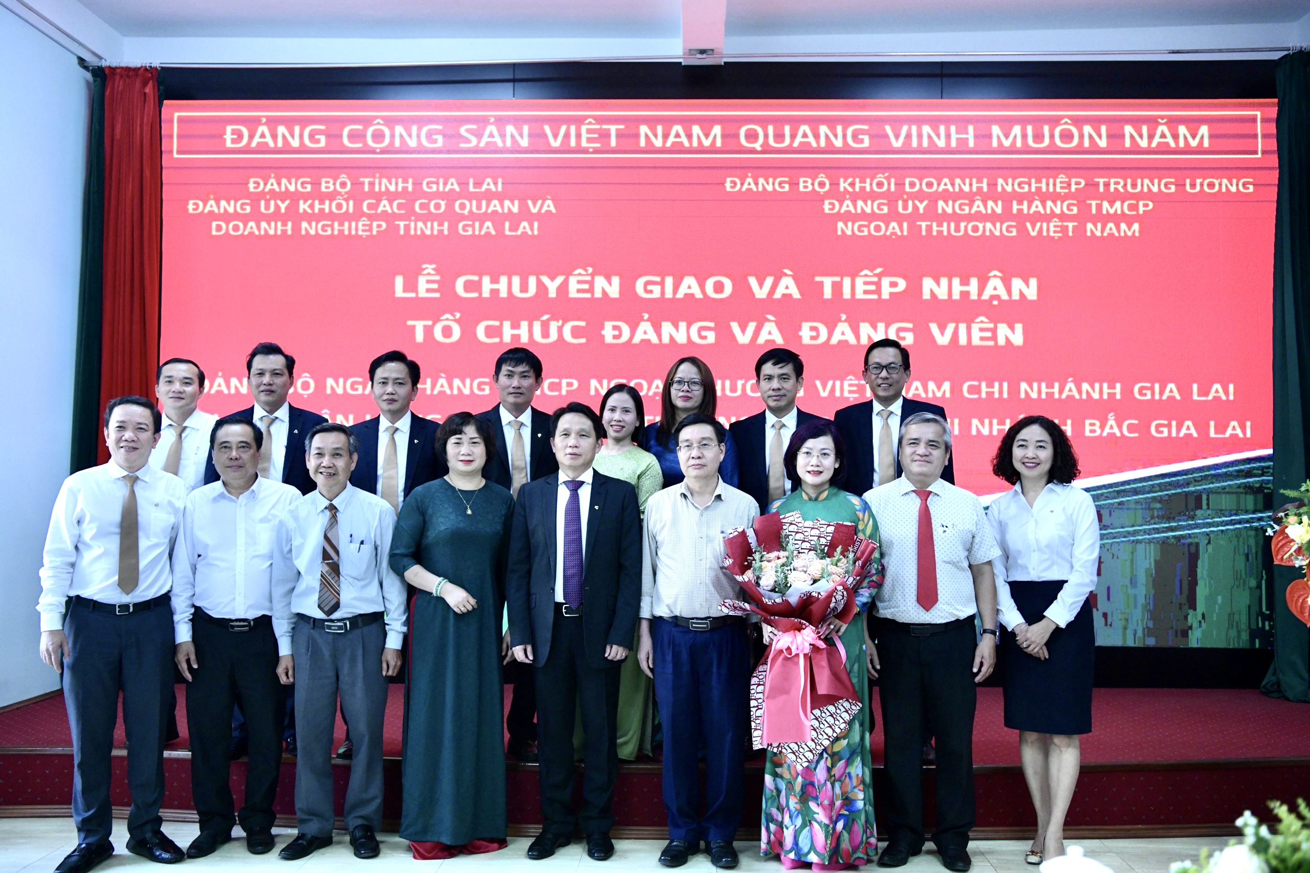 Đảng bộ Vietcombank Gia Lai và Chi bộ Vietcombank Bắc Gia Lai tổ chức Lễ chuyển giao và tiếp nhận tổ chức cơ sở Đảng và Đảng viên về Đảng bộ Vietcombank