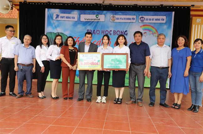 Vietcombank Hưng Yên đồng hành cùng chương trình “Chắp cánh ước mơ” tặng học bổng cho học sinh nghèo