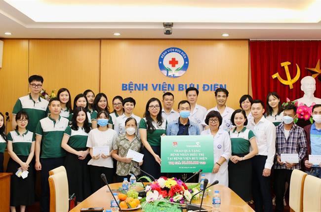  Đoàn thanh niên Vietcombank Sở giao dịch trao tặng quà cho bệnh nhân đang điều trị tại Bệnh viện Bưu Điện, Hà Nội