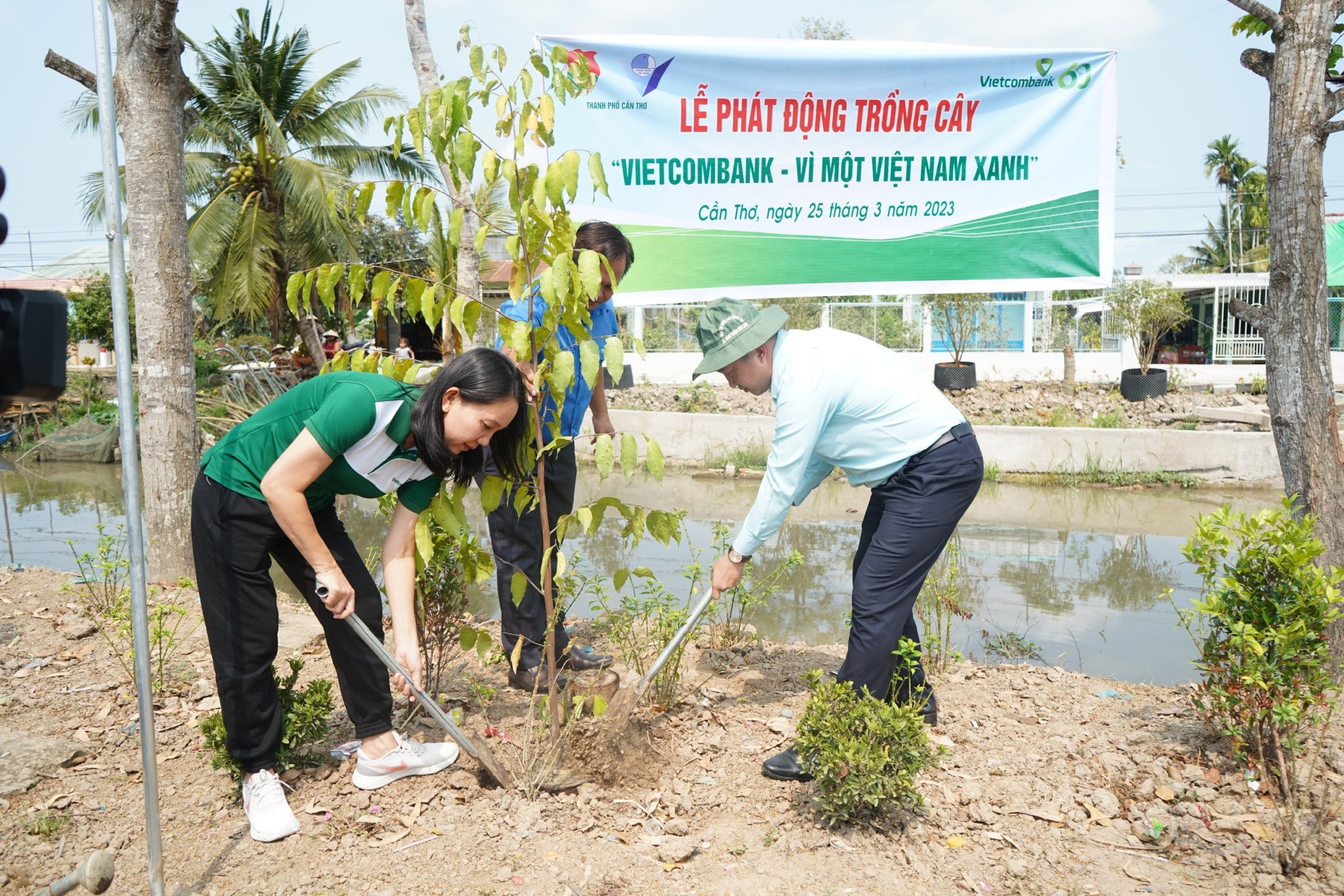 Vietcombank Cần Thơ hưởng ứng chương trình trồng cây “Vietcombank - Vì một Việt Nam xanh”