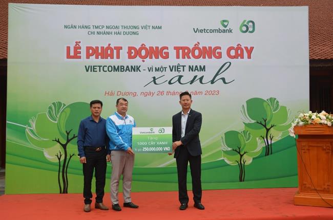 Vietcombank Hải Dương tổ chức trồng 1000 cây hoa ban Tây Bắc tại tỉnh Hải Dương 