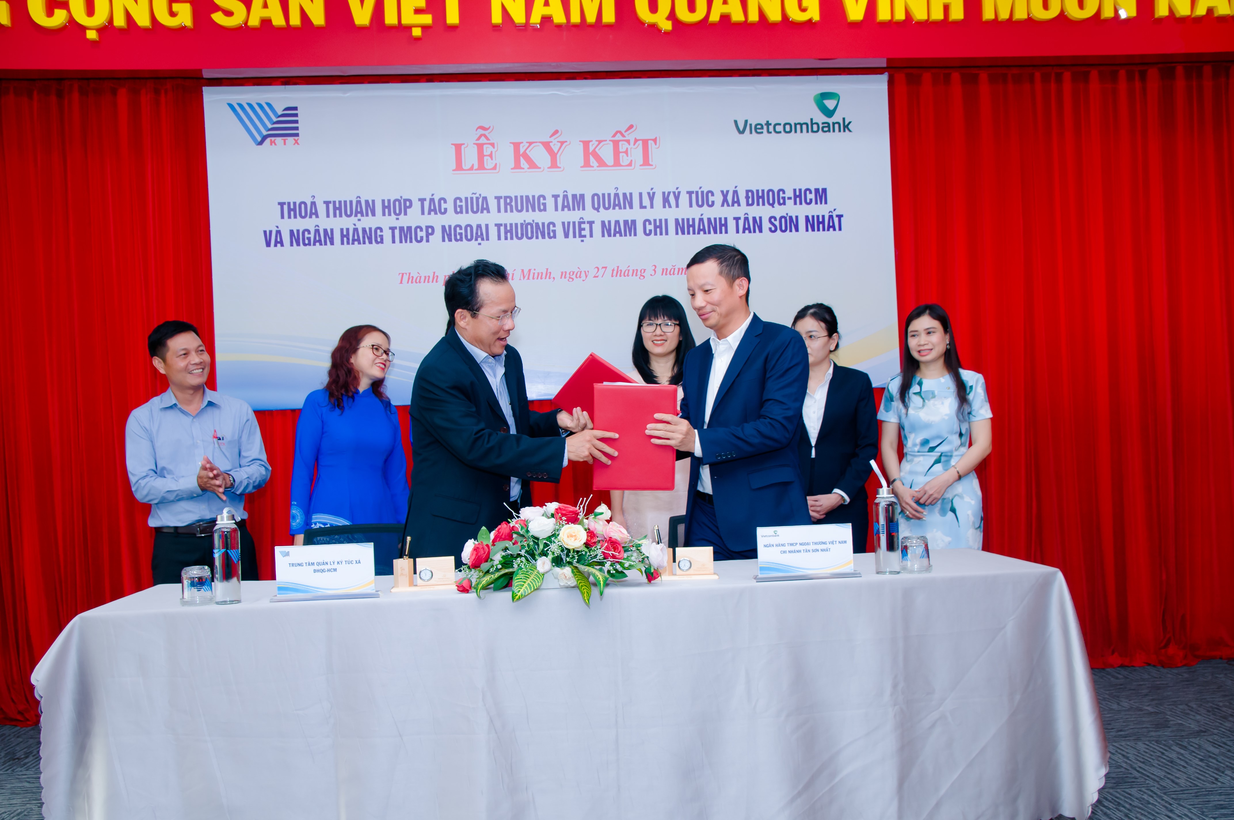 Vietcombank Tân Sơn Nhất và Trung tâm quản lý Ký túc xá Đại học quốc gia TP Hồ Chí Minh ký kết thỏa thuận hợp tác