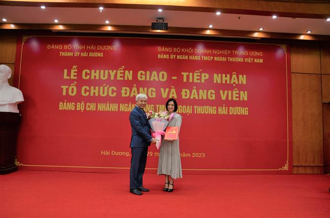 Chuyển giao tổ chức Đảng và đảng viên Vietcombank Hải Dương về Đảng bộ Vietcombank