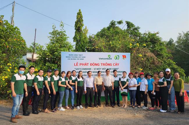 Vietcombank Tây Ninh trồng 1.000 cây xanh, phát động chương trình “Vietcombank - Vì một Việt Nam xanh”