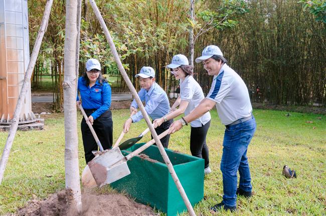 Các đơn vị Vietcombank trên địa bàn TP Hồ Chí Minh thực hiện chương trình trồng cây xanh “Vietcombank - Vì một Việt Nam xanh”