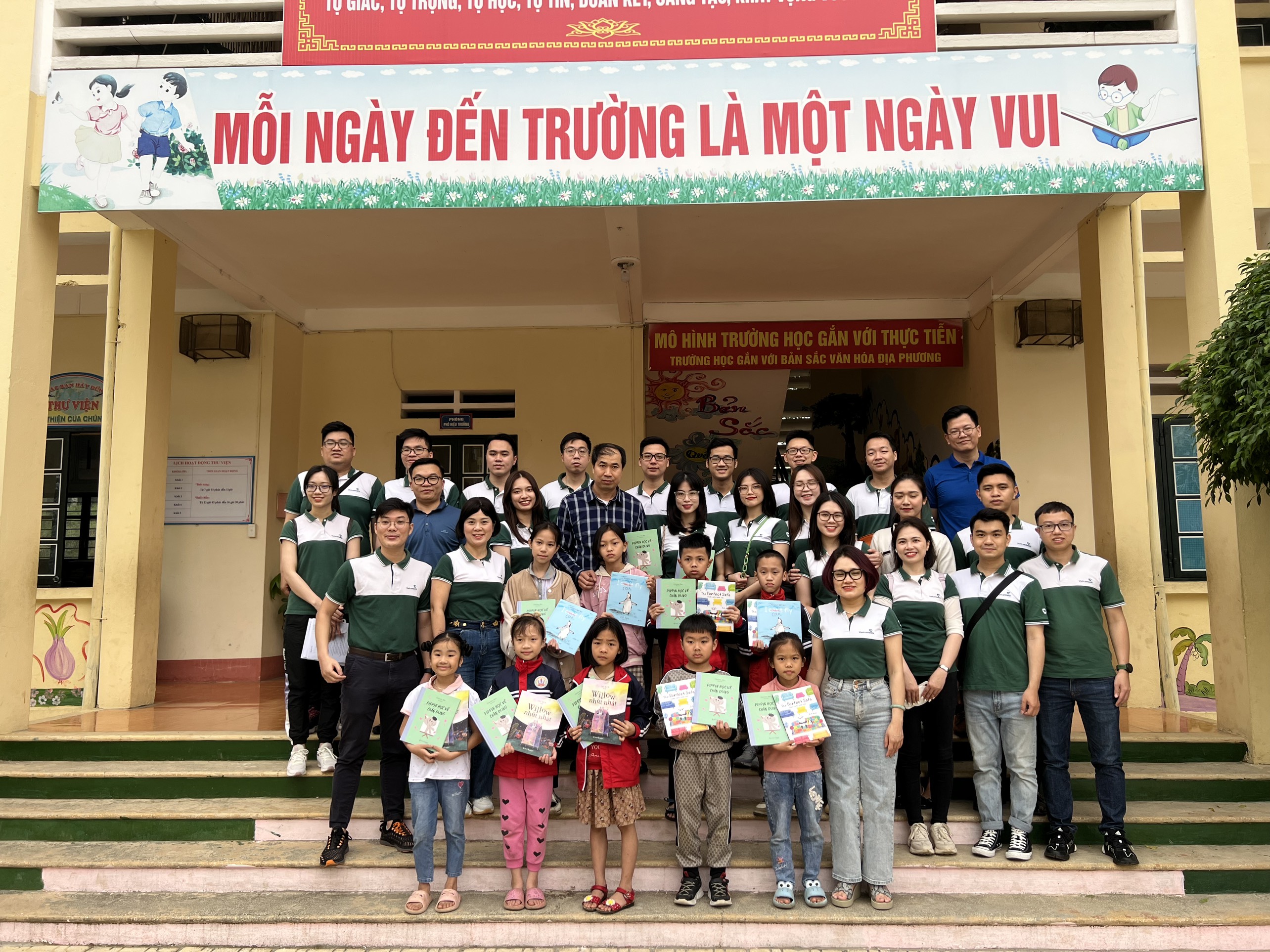 Đoàn thanh niên Vietcombank Chương Dương tổ chức chương trình thiện nguyện trao tặng sách cho trẻ em vùng cao