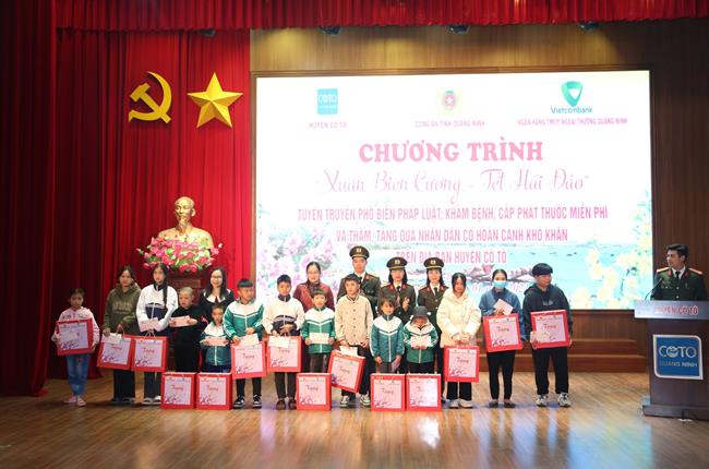 Vietcombank Quảng Ninh phối hợp tổ chức chương trình “Xuân biên cương - Tết hải đảo” năm 2023 