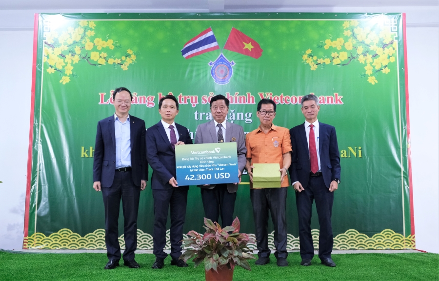 Vietcombank trao tặng 1 tỷ đồng xây dựng cổng chào khu “Vietnam Town” tại tỉnh Udon Thani, Thái Lan