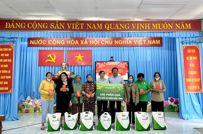 Vietcombank Tân Định trao quà Tết cho người dân có hoàn cảnh khó khăn