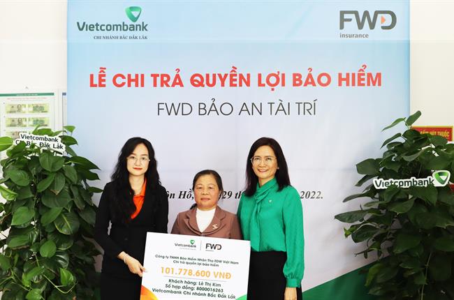 Vietcombank Bắc Đắk Lắk phối hợp cùng FWD Việt Nam tổ chức chi trả quyền lợi bảo hiểm cho khách hàng