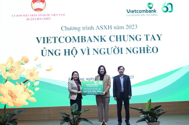 Vietcombank Bắc Đà Nẵng tặng quà hộ gia đình có hoàn cảnh khó khăn tại quận Liên Chiểu nhân dịp xuân Quý Mão 2023