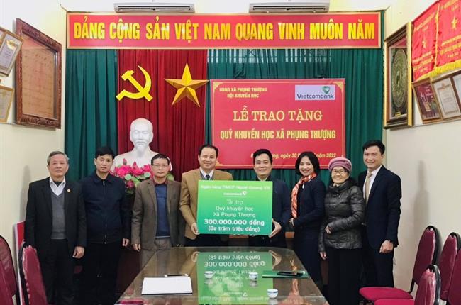 Vietcombank Tây Hà Nội trao tặng quỹ khuyến học xã Phụng Thượng