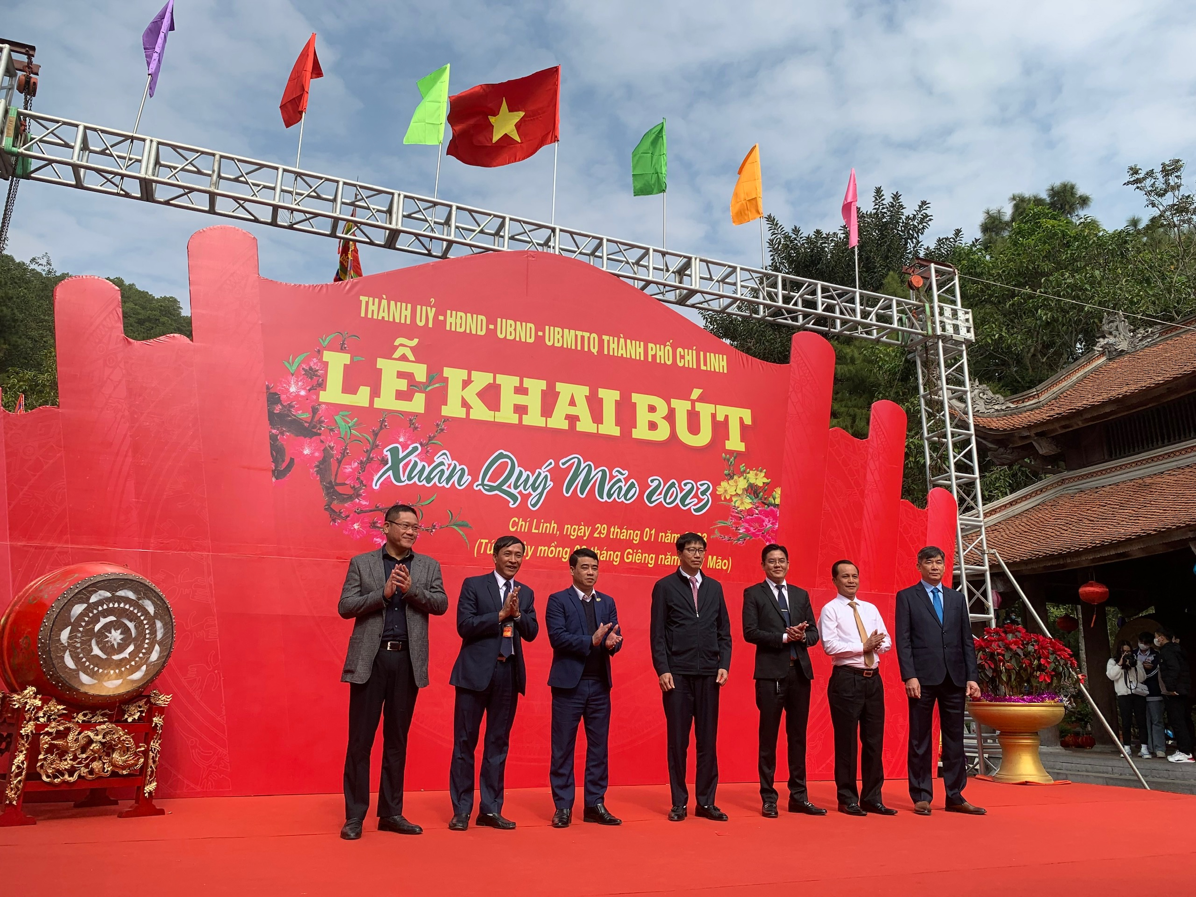 Vietcombank Chí Linh dự lễ khai bút đầu Xuân Quý Mão 2023 và tài trợ quỹ khuyến học thành phố Chí Linh