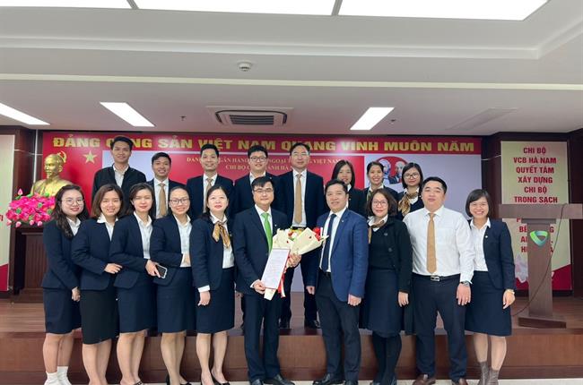 Chi bộ Vietcombank Hà Nam tổ chức lễ kết nạp Đảng viên mới