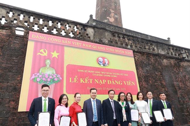 Vietcombank Chương Dương tổ chức lễ kết nạp Đảng viên mới năm 2023