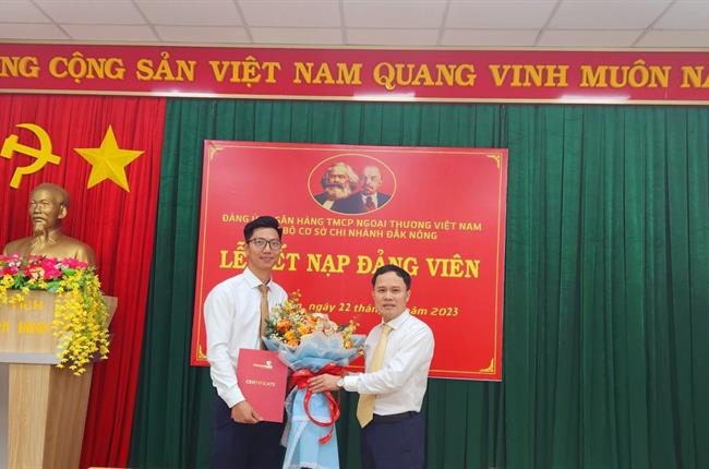 Vietcombank Đăk Nông tổ chức lễ kết nạp đảng viên mới