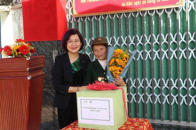 Vietcombank Gia Lai trao tặng nhà tình nghĩa cho gia đình thương binh trên địa bàn tỉnh