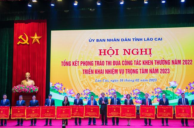 Vietcombank Lào Cai được UBND tỉnh Lào Cai tặng Cờ thi đua dành cho tập thể có thành tích xuất sắc trong thực hiện công tác thi đua năm 2022