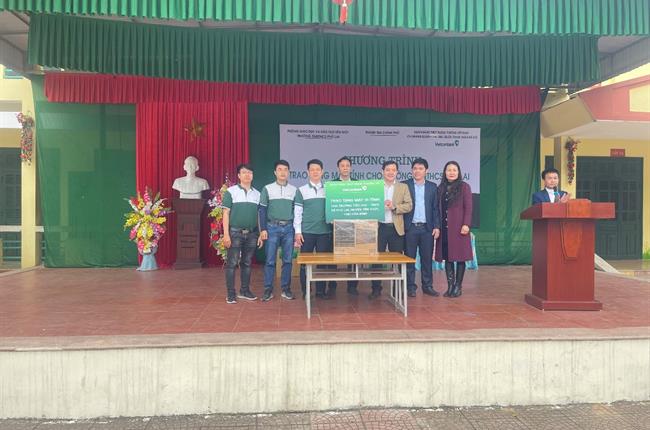 Đoàn Thanh niên Vietcombank Thanh Xuân và Hoàng Mai tặng máy tính cho học sinh trường tiểu học, THCS Phú Lai, Hòa Bình