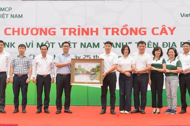 Vietcombank tổ chức chương trình trồng 1000 cây xanh trên địa bàn thành phố Hà Nội