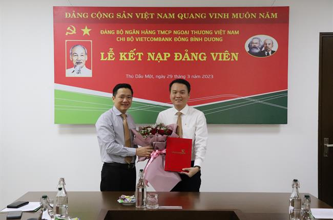  Vietcombank Đông Bình Dương tổ chức Lễ kết nạp Đảng viên mới