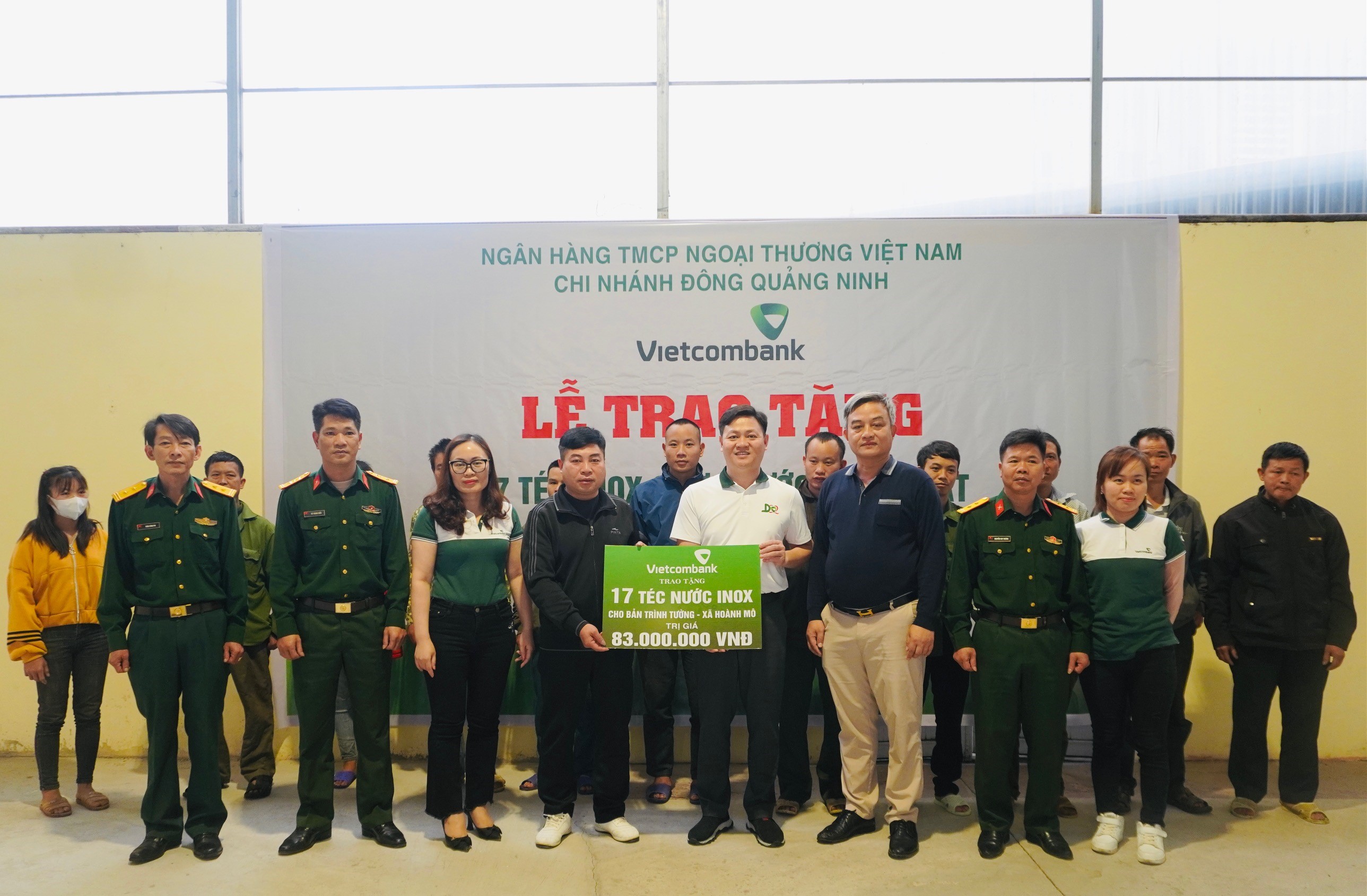 Vietcombank Đông Quảng Ninh trao tặng quà cho các hộ dân biên giới huyện Bình Liêu, tỉnh Quảng Ninh 