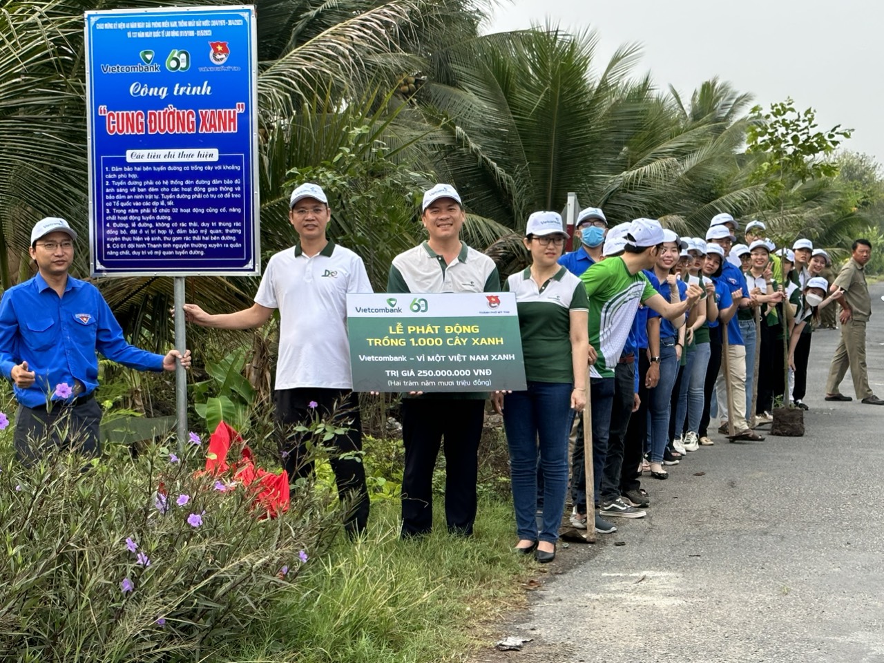 Vietcombank Tiền Giang triển khai chương trình trồng cây ”Vietcombank - Vì một Việt Nam xanh”