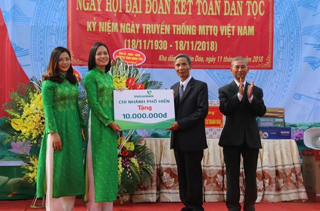Vietcombank Phố Hiến tặng 10 triệu đồng cho Liên khu dân cư Đoàn Đào trong “Ngày hội Đại đoàn kết toàn dân tộc”