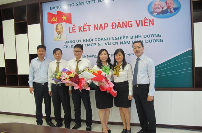 Chi bộ Vietcombank Nam Bình Dương tổ chức Lễ kết nạp đảng viên mới