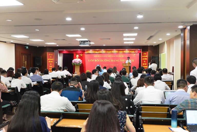 Đảng ủy Vietcombank tổ chức Lớp bồi dưỡng Lý luận chính trị dành cho Đảng viên mới