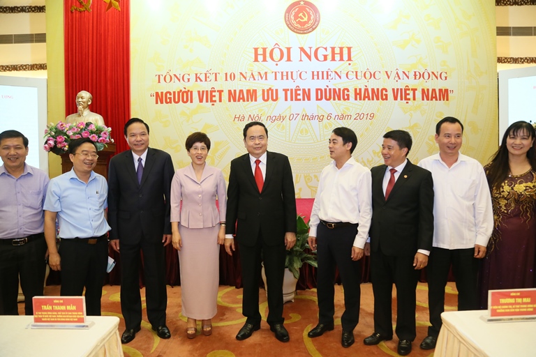 Vietcombank được Đảng ủy Khối DNTW tặng bằng khen với thành tích xuất sắc, tiêu biểu qua 10 năm thực hiện Cuộc vận động “Người Việt Nam ưu tiên dùng hàng Việt Nam”